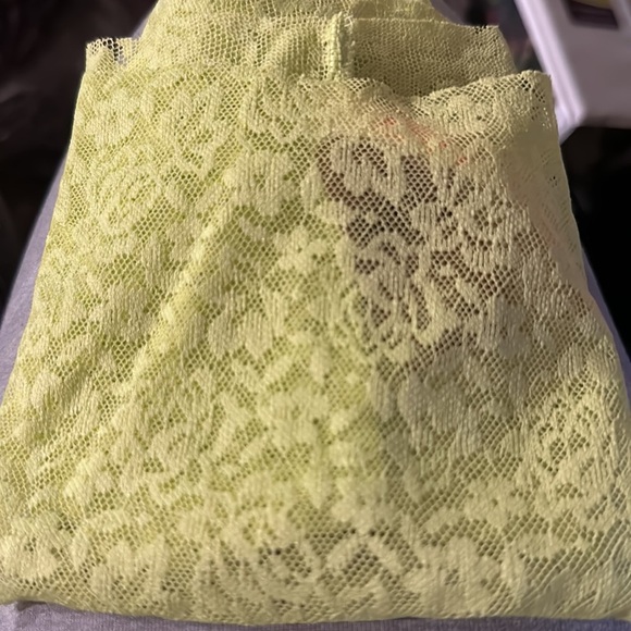 NO-SHOW SOFT LACE THONG PANTY - Picture 3 of 4